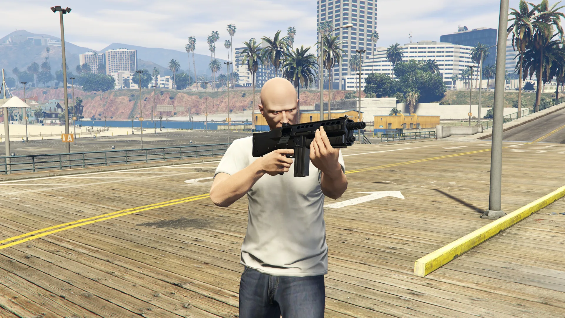Assault Shotgun held by a GTA Online character