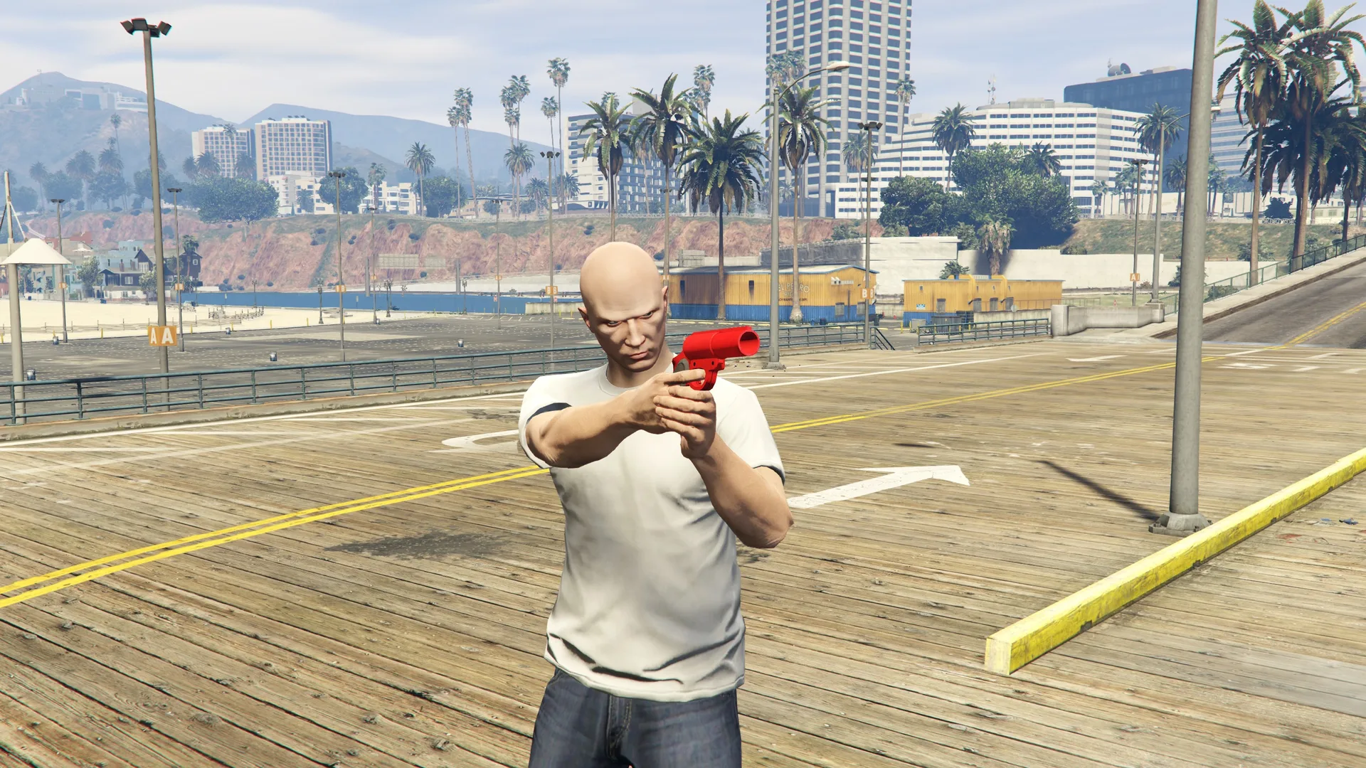 Flare Gun held by a GTA Online character