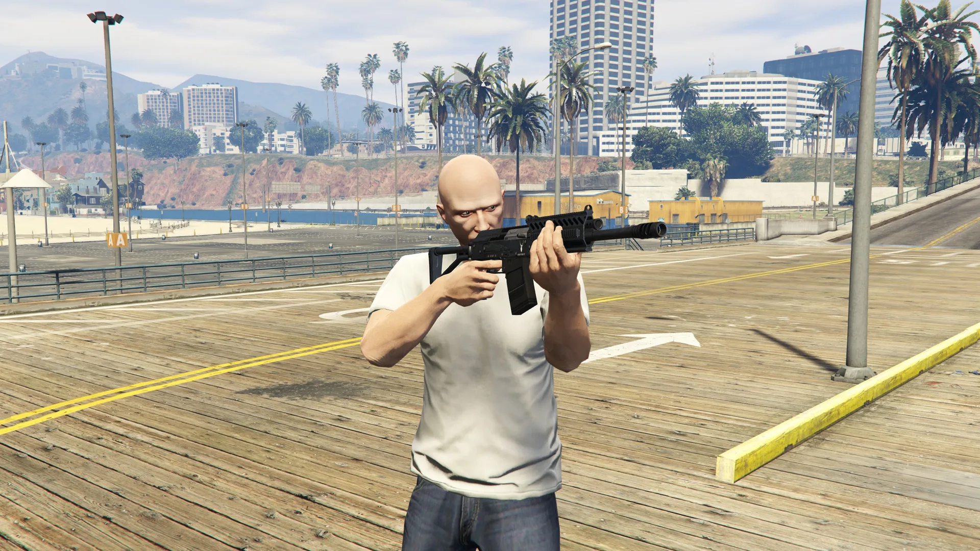 Heavy Shotgun held by a GTA Online character